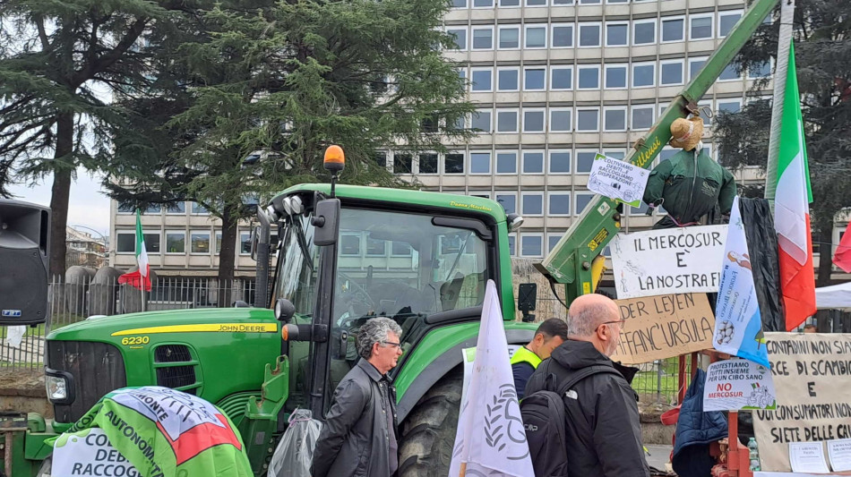 Trattori a Roma, 'Mercosur &egrave; la morte di noi agricoltori'