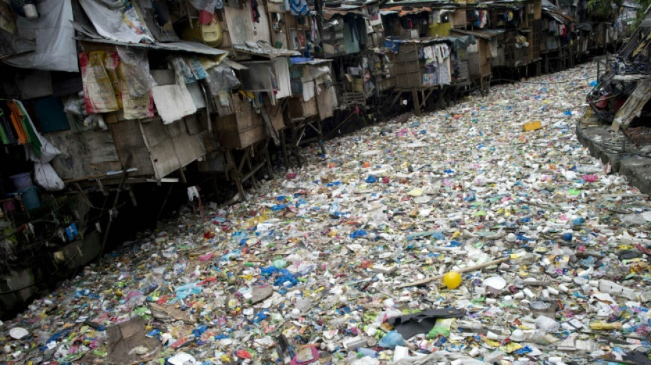 Macron pede texto &agrave; altura da urg&ecirc;ncia para tratado sobre pl&aacute;sticos