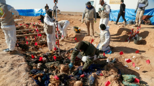 Iraque exuma restos de cerca de 100 mulheres e crian&ccedil;as de vala comum