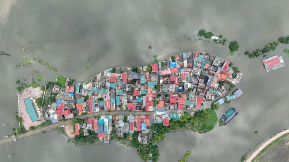 Los suburbios de la capital de Vietnam, Hanói, siguen sumergidos por las aguas