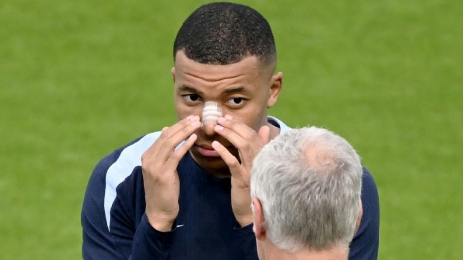 Mbapp&eacute; treina separado e com curativo no nariz a 2 dias de jogo contra Holanda