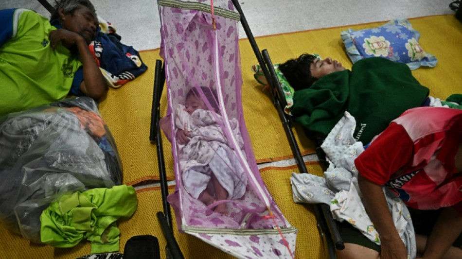 La Tha&iuml;lande affirme que plus de 100.000 civils ont fui les affrontements avec le Cambodge