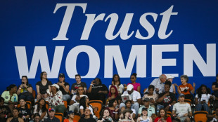 'Estou aqui como m&atilde;e', diz Beyonc&eacute; em com&iacute;cio de Kamala