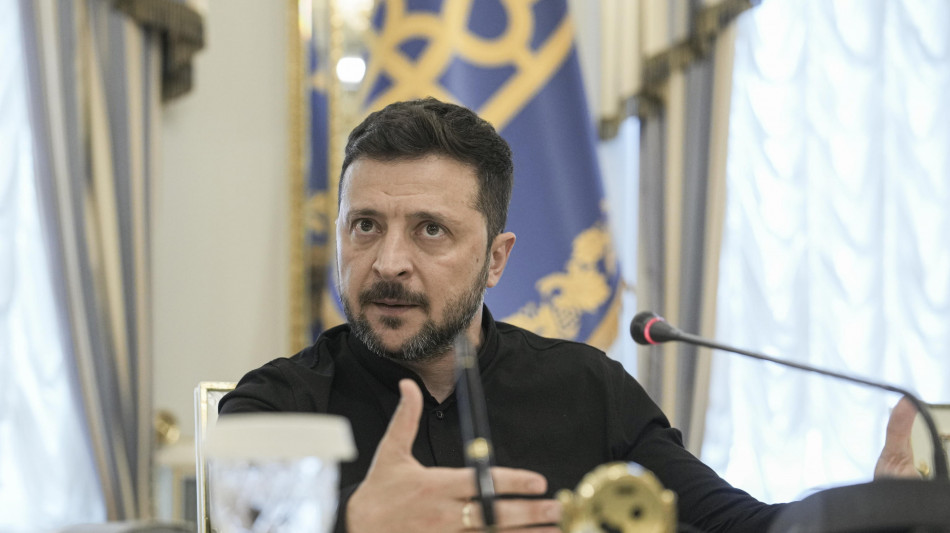 Zelensky, 'la Russia mostra il dito medio al mondo intero'