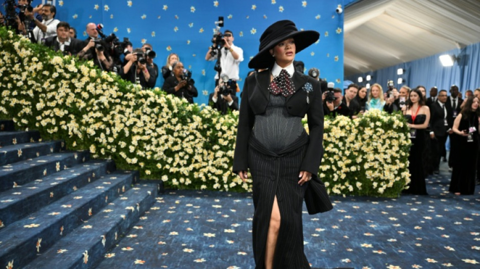 Rihanna revela su tercer embarazo en la noche de la gala del MET