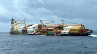 Schiffsungl&uuml;ck vor indischer K&uuml;ste: K&uuml;stenwache k&auml;mpft gegen &Ouml;lverschmutzung