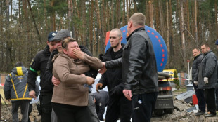 Una mujer llora a su hijo de 23 a&ntilde;os, hallado en una fosa cerca de Kiev