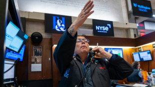 Wall Street ouvre en l&eacute;g&egrave;re baisse en attendant l'inflation et la Fed