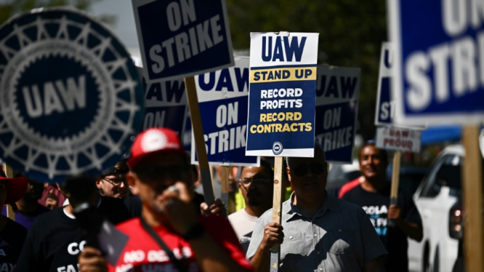 Accords entre les trois constructeurs auto et le syndicat UAW apr&egrave;s six semaines de gr&egrave;ve