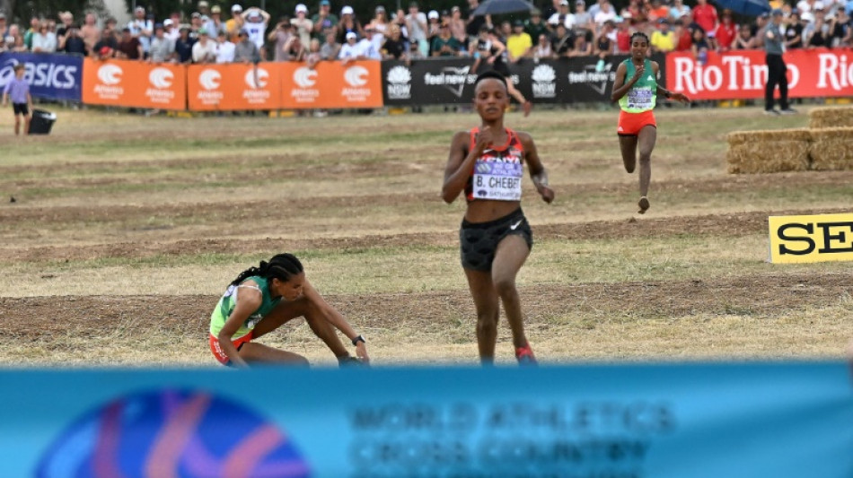 Athl&eacute;tisme: Gidey s'effondre, Chebet championne du monde de cross