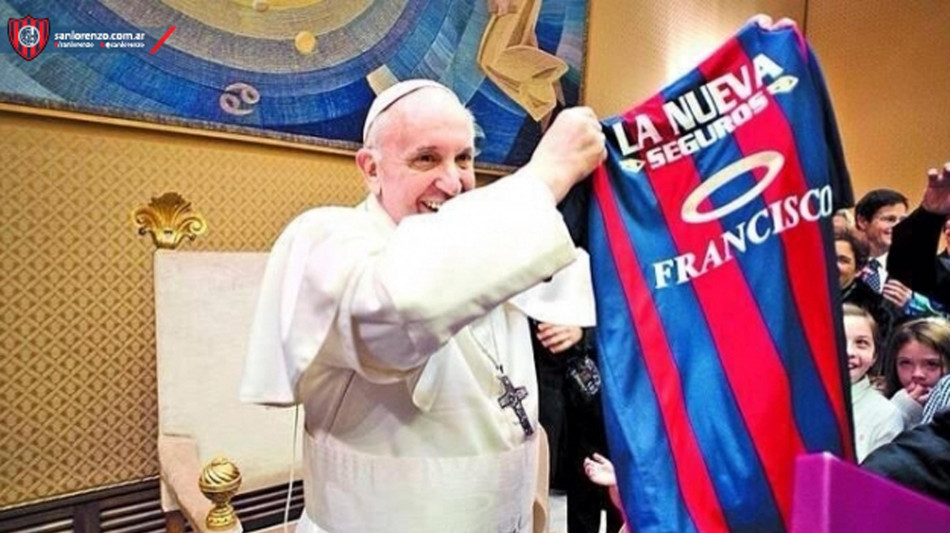 Papa: San Lorenzo in campo con maglia "Insieme per l'eternit&agrave;"
