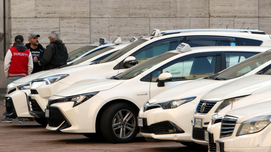 Anche a Milano i taxi in sciopero contro le multinazionali private