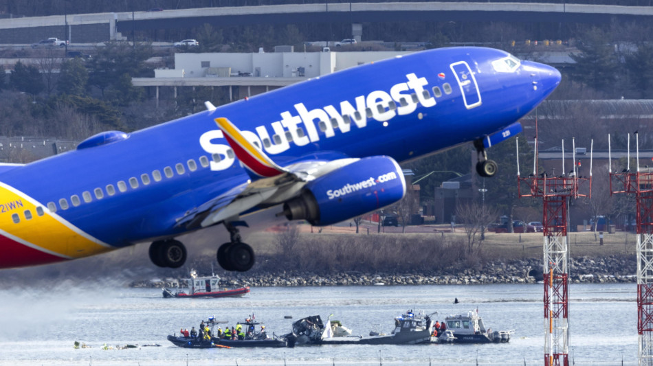 Sfiorata collisione negli Usa tra aereo linea e caccia, 2 feriti