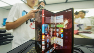 Huawei r&eacute;plique &agrave; l'iPhone 16 en lan&ccedil;ant un t&eacute;l&eacute;phone pliable en trois