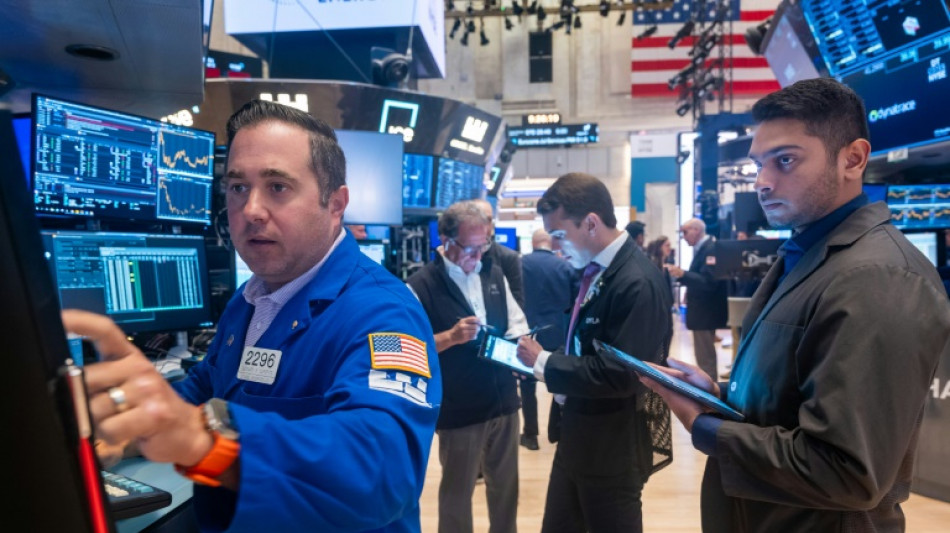 Wall Street ouvre partag&eacute;e, apathique malgr&eacute; une vague de bons r&eacute;sultats