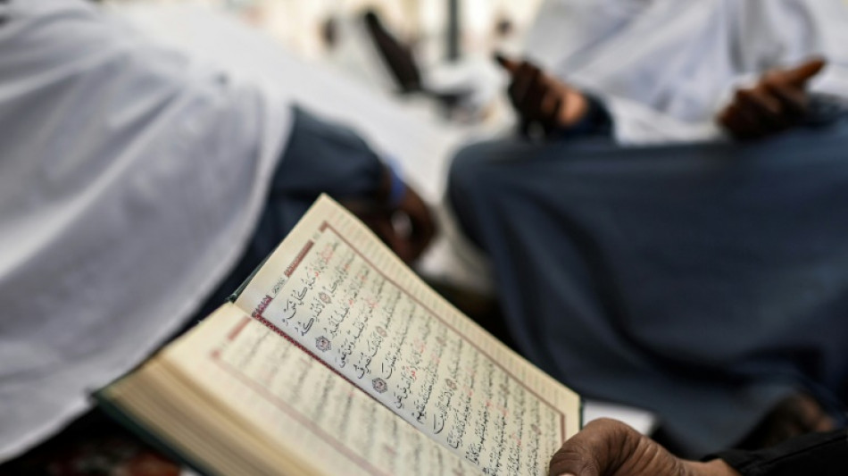 Peregrinos musulmanes suben al monte Arafat bajo intenso calor para el cl&iacute;max del hach