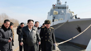 El l&iacute;der norcoreano Kim Jong Un inspecciona barcos de guerra