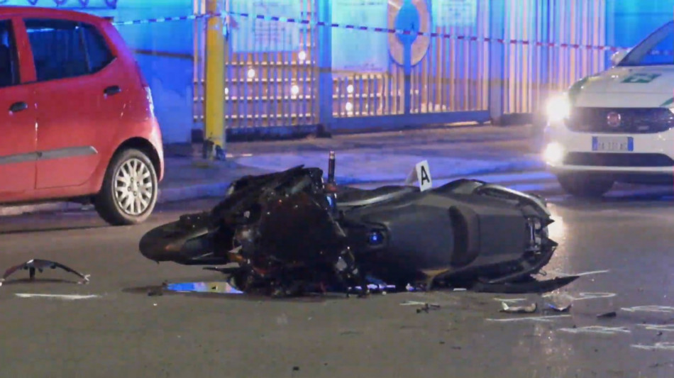 Cade in fuga da polizia e muore in ospedale, rivolta dei parenti