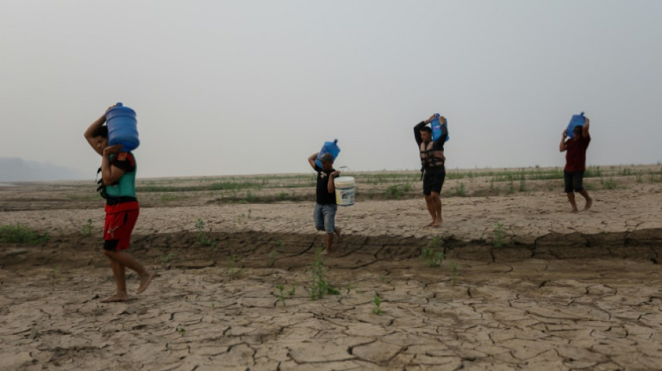 Atrapados en un lecho de r&iacute;o ardiente por la sequ&iacute;a de la Amazonia brasile&ntilde;a 
