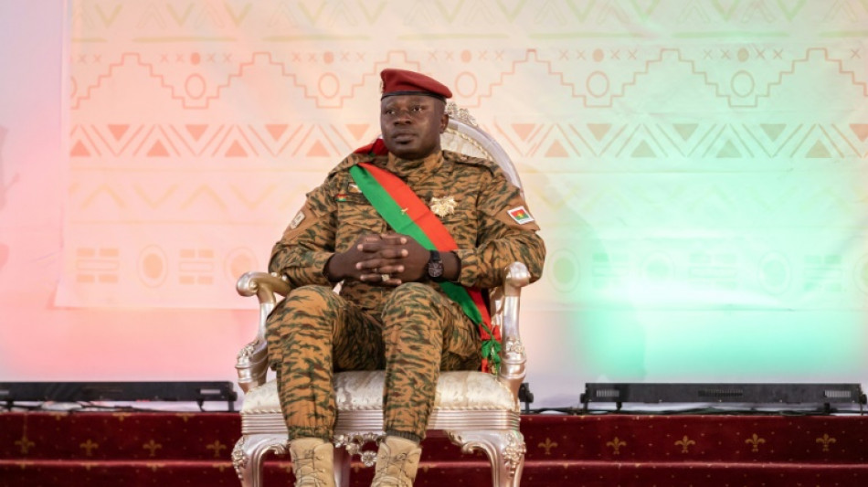 El l&iacute;der de la junta de Burkina Faso acepta dimitir tras dos d&iacute;as de confusi&oacute;n