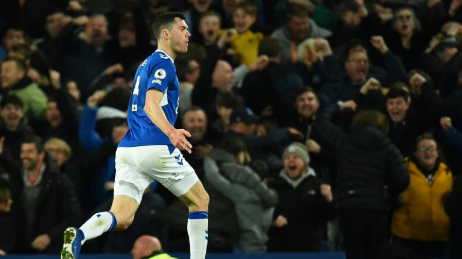10-man Everton strike late to hold Tottenham