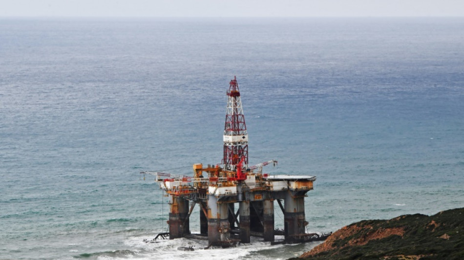 Une plateforme p&eacute;troli&egrave;re &eacute;chou&eacute;e sur une plage dans le nord de la Tunisie