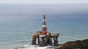 Une plateforme p&eacute;troli&egrave;re &eacute;chou&eacute;e sur une plage dans le nord de la Tunisie