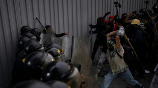 Pérou: violents affrontements entre police et manifestants anti-gouvernement à Lima