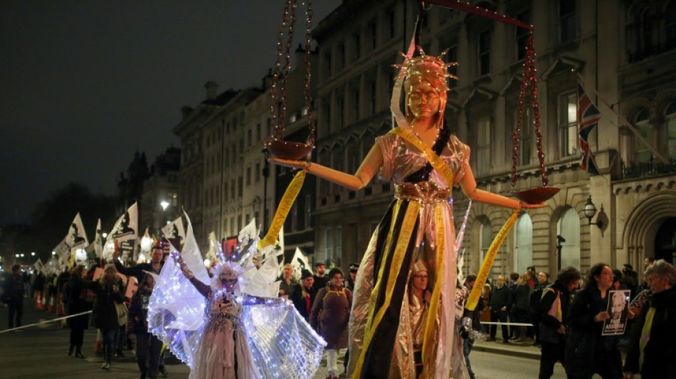 Nuit de "carnaval" &agrave; Londres en soutien &agrave; Julian Assange 