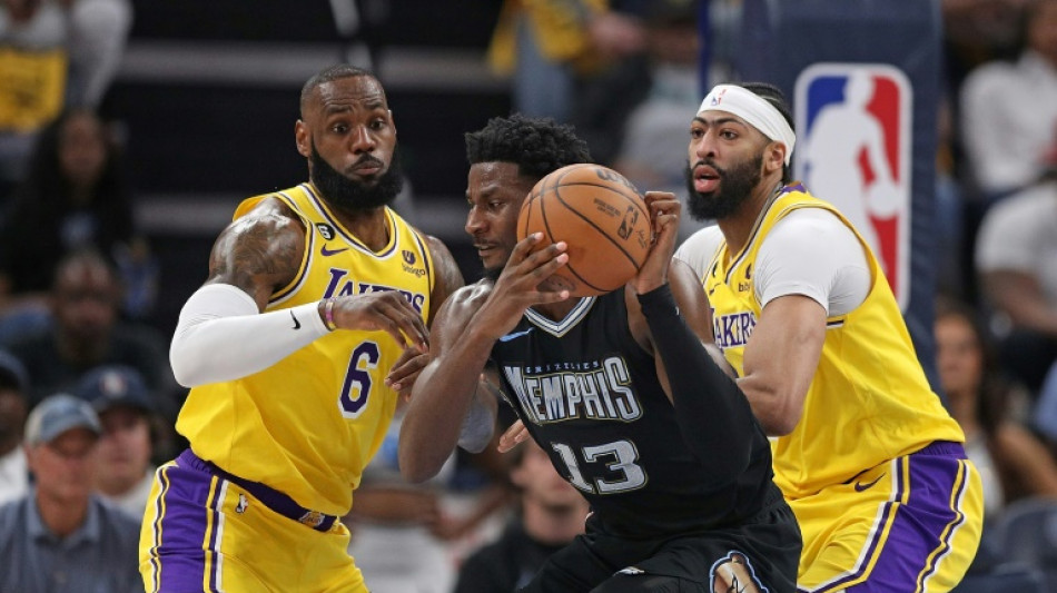 Grizzlies hold off Lakers to level series 1-1