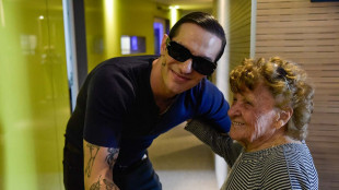 Achille Lauro incontra e abbraccia una fan di quasi 101 anni
