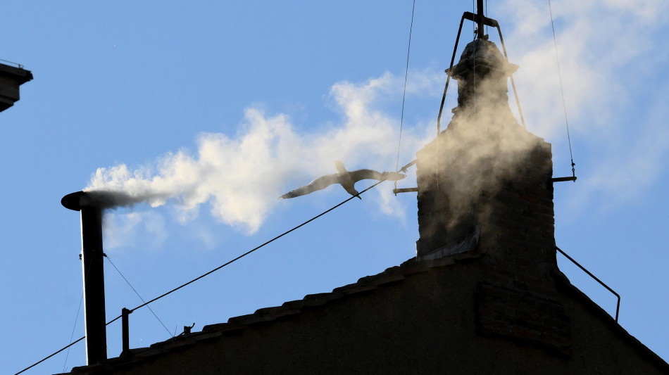 Dall'India al Sud America la fumata bianca fa il giro del mondo