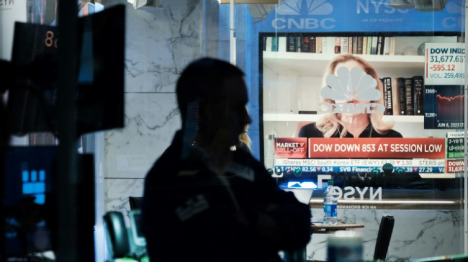 Wall Street d&eacute;visse &agrave; l'ouverture, apeur&eacute;e par inflation et resserrement mon&eacute;taire