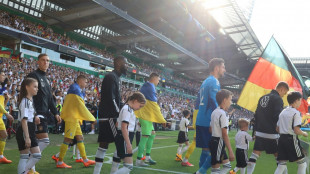 Jubil&auml;umsspiel sendet schon vor dem Anpfiff  Friedenszeichen