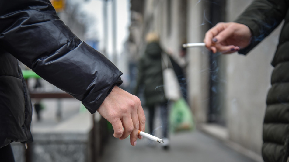 Francia, divieto di fumo in luoghi pubblici all'aperto da luglio