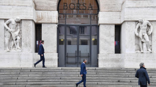 Borsa: Milano tiene con l'Europa in attesa di Wall street, spread a 104 punti