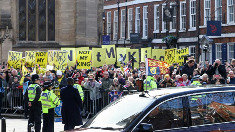 Charles III h&eacute;rite d'un royaume d&eacute;suni