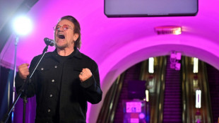 La rock star Bono chante la paix dans le m&eacute;tro de Kiev