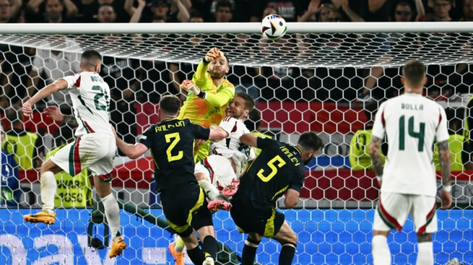 Euro-2024: l'attaquant hongrois Varga &eacute;vacu&eacute; sur civi&egrave;re apr&egrave;s une chute sur la nuque