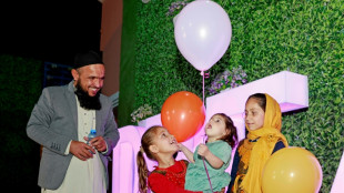 Una ni&ntilde;a hu&eacute;rfana afgana, evacuada de Kabul, reencuentra a su familia en Catar