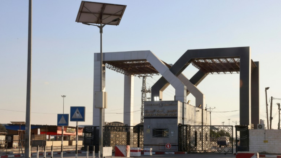 Gazan dual nationals mass at shuttered Egypt border