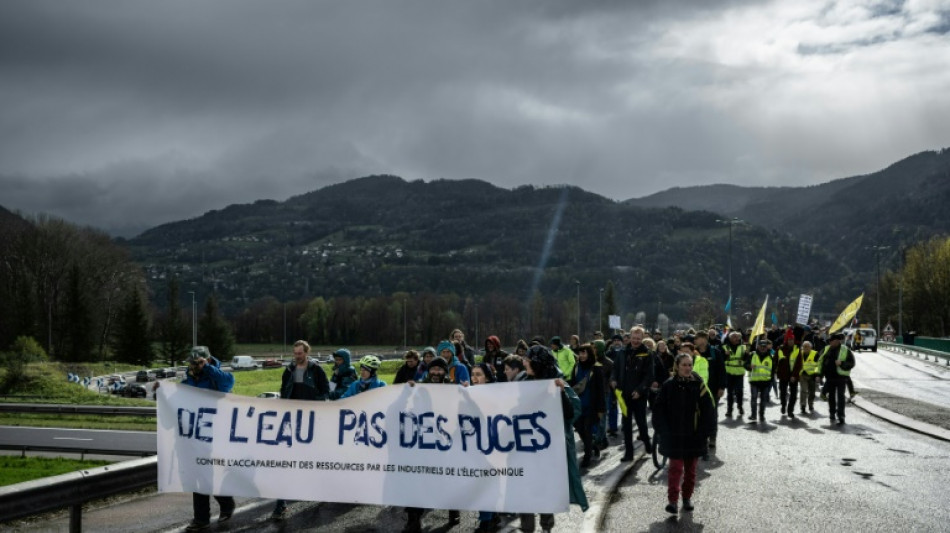 Ressource en eau : 800 personnes manifestent devant STMicroelectronics en Is&egrave;re