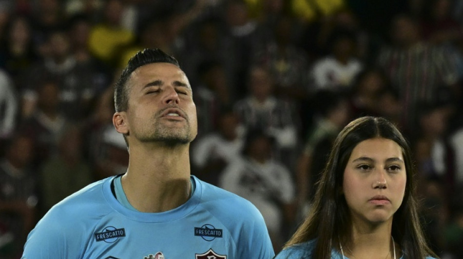 Foot: Peter Shilton félicite le brésilien Fabio pour avoir battu son record de matches joués