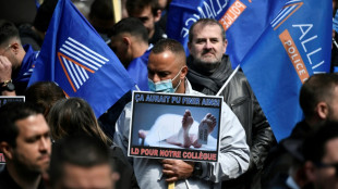 Polizisten demonstrieren nach t&ouml;dlichen Sch&uuml;ssen f&uuml;r beschuldigten Kollegen