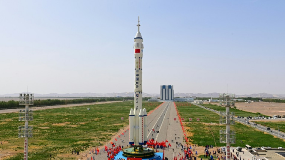 China enviar&aacute; el martes a un civil al espacio por primera vez