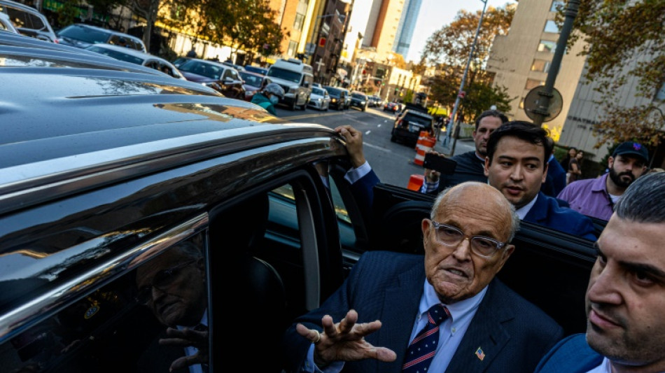 Ex-advogado de Trump condenado por difama&ccedil;&atilde;o entrega carro e rel&oacute;gios de luxo