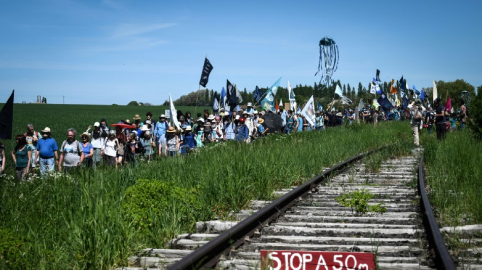 "Bassine arri&egrave;re!": des milliers de manifestants s'opposent &agrave; un projet de "m&eacute;gabassines" dans le Puy-de-D&ocirc;me