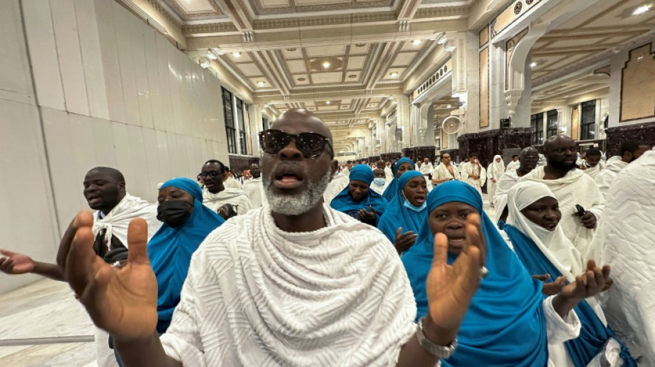 Des fid&egrave;les affluent &agrave; La Mecque pour le p&egrave;lerinage du hajj, en pleine chaleur 