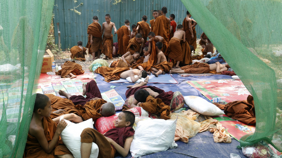 Oxfam, 'in Myanmar centinaia di migliaia a rischio di epidemie'