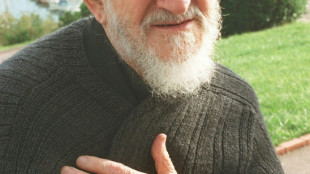 El controvertido abate Pierre sufri&oacute; abusos sexuales durante su infancia, seg&uacute;n una carta publicada por Le Monde